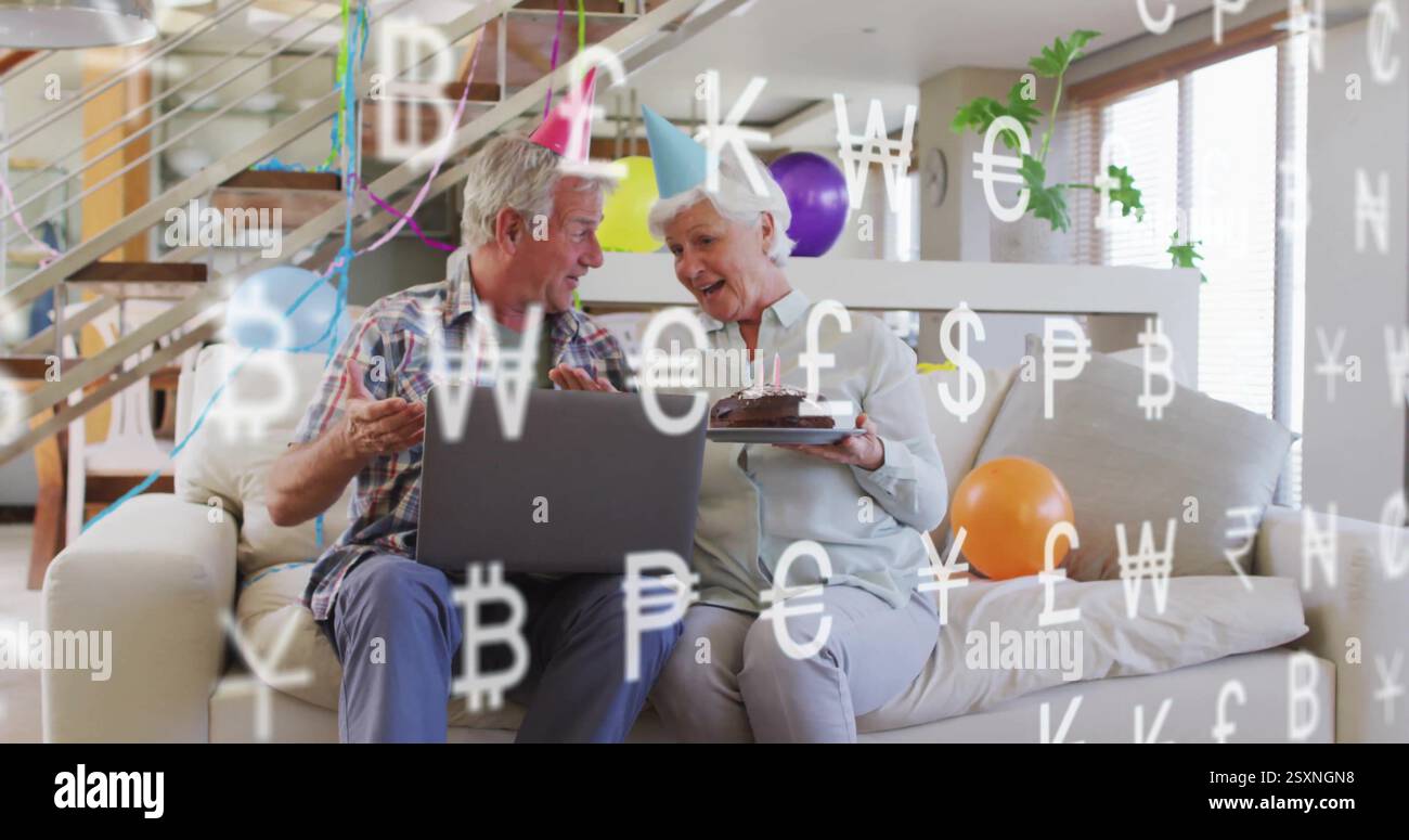 Geburtstagsfeier mit Kuchen, älteres Paar mit Laptop über Währungssymbolen Bild Stockfoto
