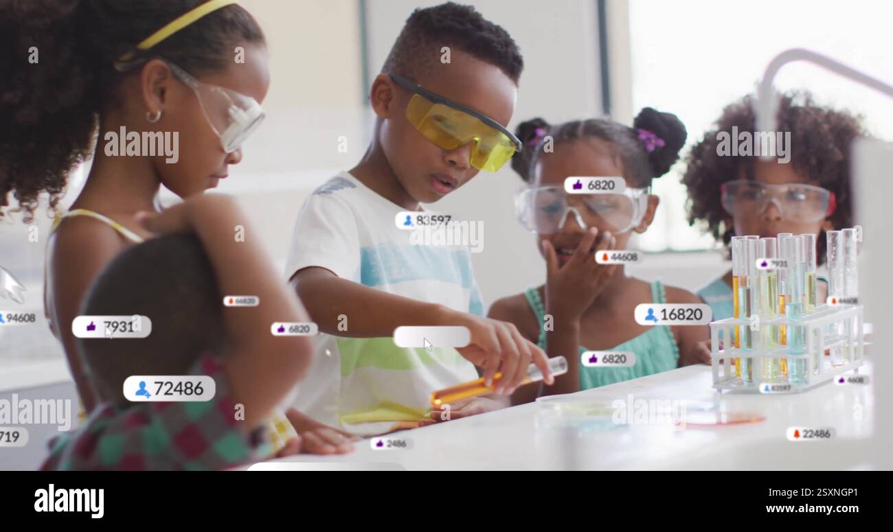 Kinder, die wissenschaftliche Experimente durchführen, mit Daten und Benachrichtigungen, die über ihnen angezeigt werden Stockfoto