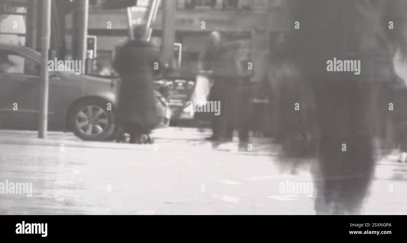 Menschenmenge läuft, verschwommenes Bewegungsbild über die Straße der Stadt Stockfoto