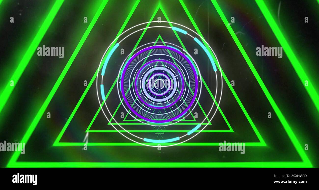 Geometrische Formen und leuchtende Neondreiecke im futuristischen Bild Stockfoto