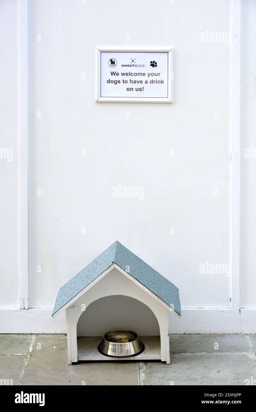 London, Großbritannien. Trinkwasser für Hunde, das von den Vertragspartnern auf einer Baustelle im Zentrum Londons bereitgestellt wird (obwohl es außer einem Apfelkern leer ist) Stockfoto