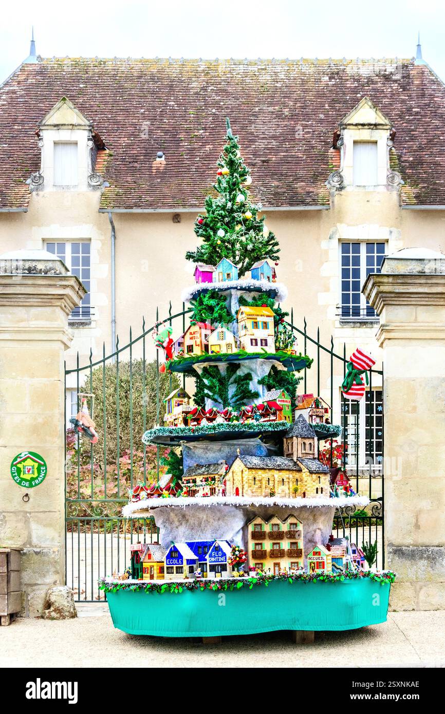 Traditionelle Weihnachtsdekoration im Dorf Bossay-sur-Claise, Indre-et-Loire (37), Frankreich. Stockfoto
