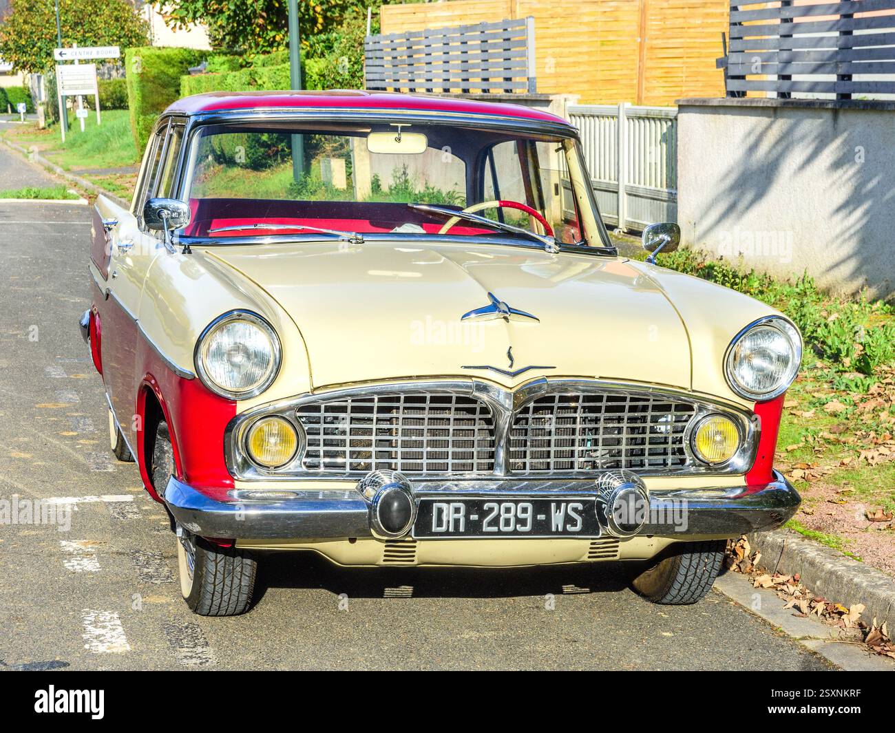 Ein restaurierter Wagen von Simca Chambord Vedette, der in einem Dorf in Bossay-sur-Claise, Indre-et-)Loire (37), Frankreich, geparkt wurde. Stockfoto
