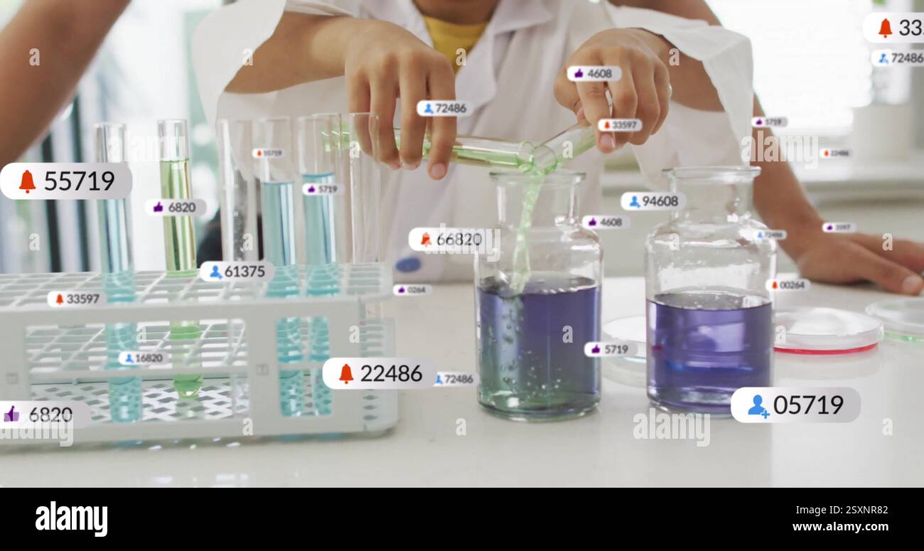 Gießen von Flüssigkeit in den Becher, Wissenschaftler mit Datenverarbeitungsbild über Laborszene Stockfoto
