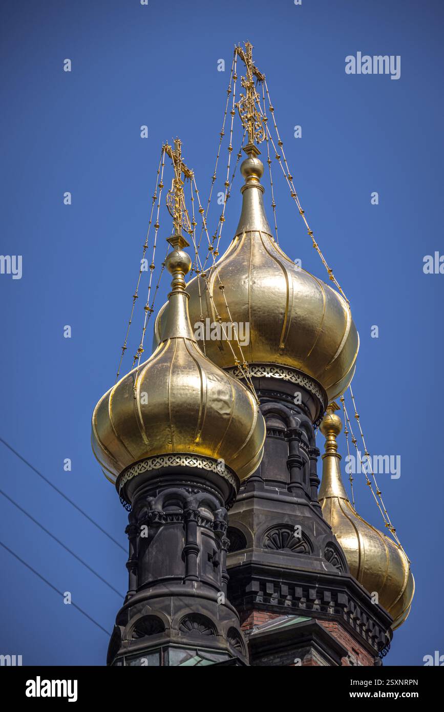 Drei goldene Kuppeln auf der Spitze der Alexander-Newski-Kirche, Kopenhagen, Dänemark Stockfoto