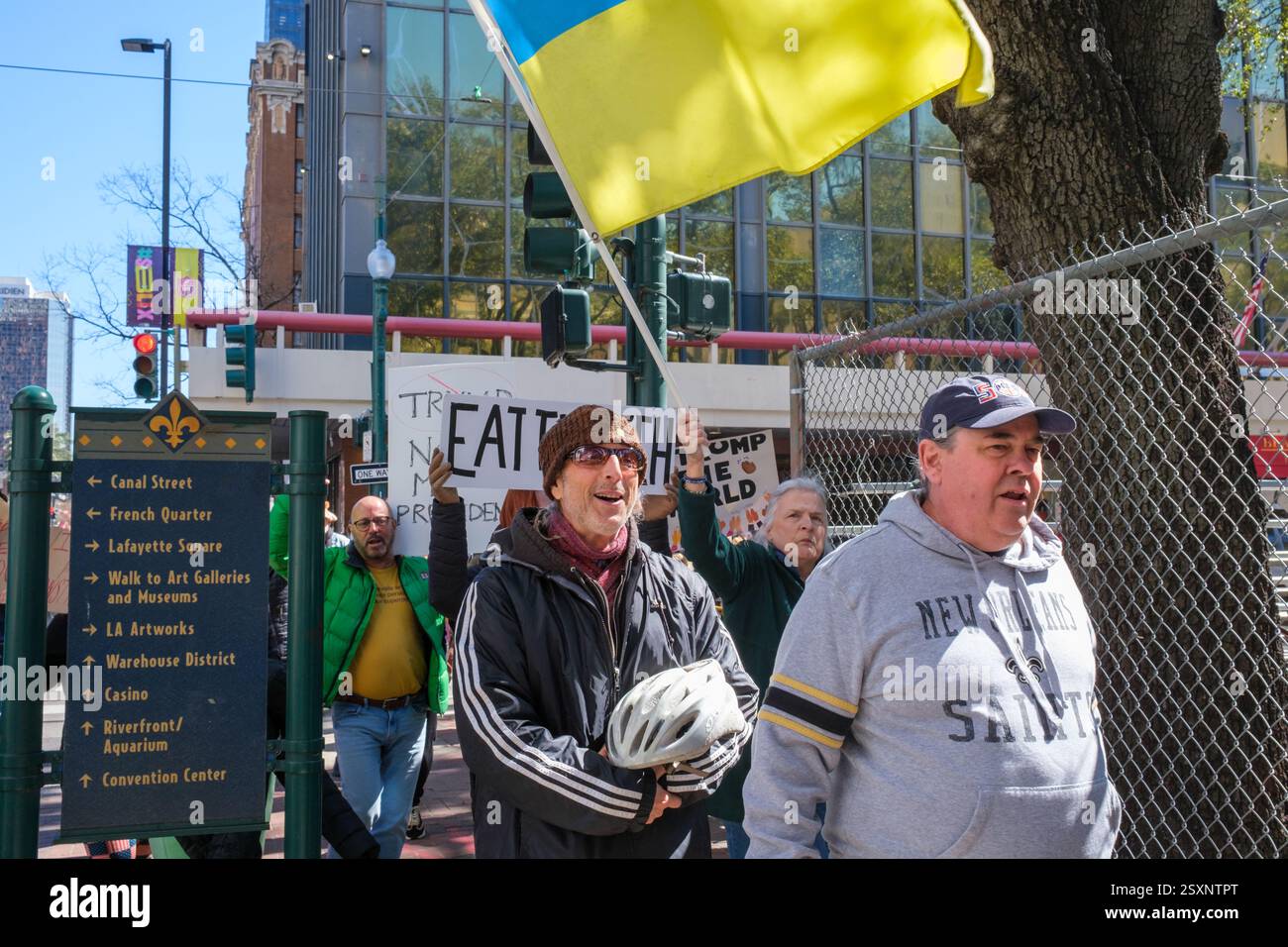 New Orleans, LA, USA - 17. Februar 2025: Nahaufnahme der pro Demokratie (50501 Proteste) Menschenmenge, die die Poydras Straße hinuntermarschiert, zum Gebäude, in dem sich die I.C.E. (Immigration Custom Enforcement Agency) befindet, um gegen die Politik von Donald Trump und Elon Musk zu demonstrieren. Stockfoto
