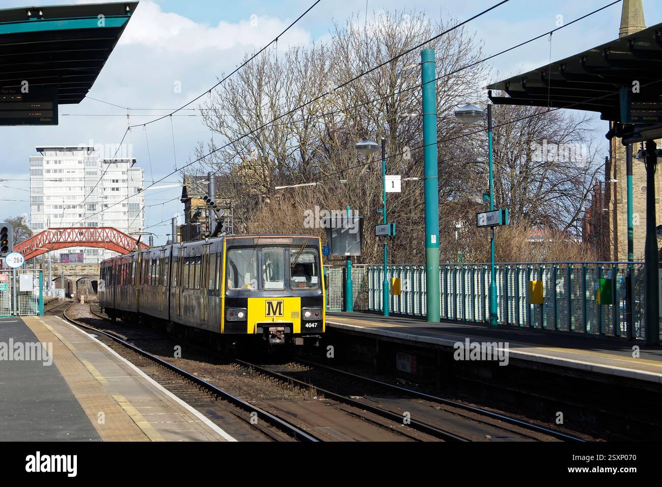 Ein Tyne and Wear Metro Zug nähert sich dem Bahnhof St. Peters, Sunderland, England, Großbritannien Stockfoto