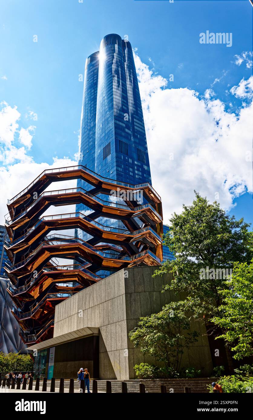 15 Hudson Yards ist ein Wohnturm an der südwestlichen Ecke der Hudson Yards. Das Schiff im Vordergrund. Stockfoto