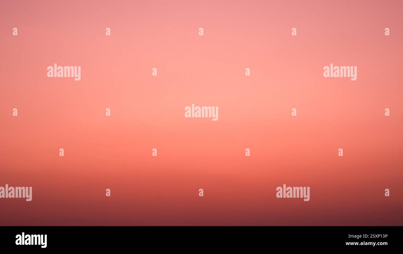 Hintergrundbild des Himmelsverlaufs mit wunderschönen Pastellfarben Pink und Orange und Purpur am Abend als die Sonne untergeht, war die Atmosphäre des Dämmerhimmels c Stockfoto