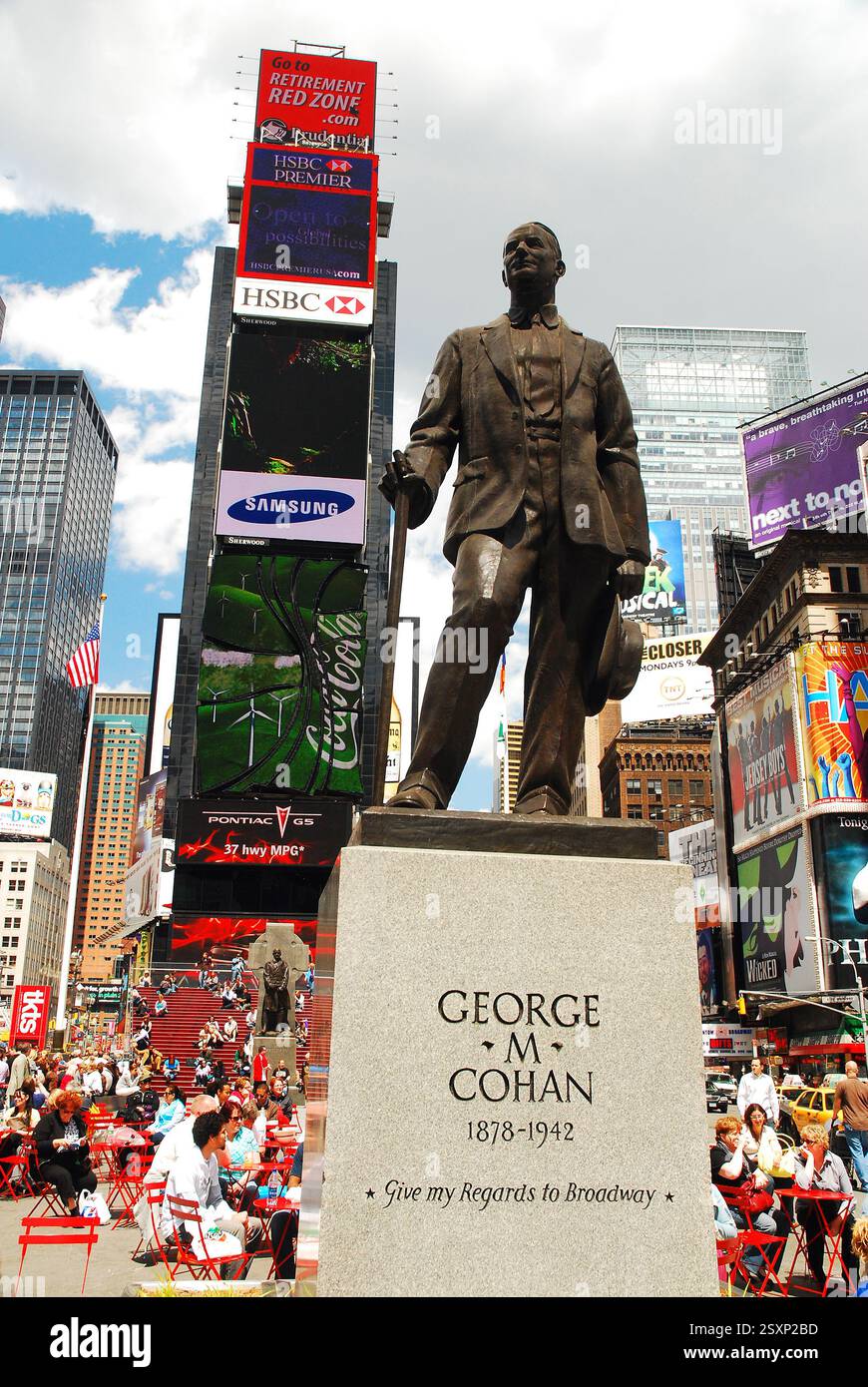 Eine Statue von George M Cohan, einem Songwriter, der unter anderem Give My Reviews to Broadway schrieb, steht am Times Square in New York City Stockfoto