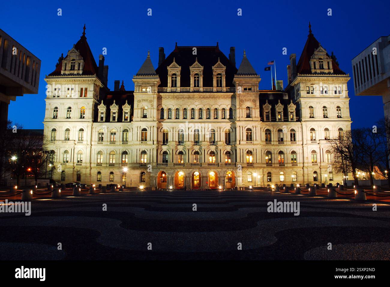 Das New York State Capitol Building wird in der Abenddämmerung beleuchtet Stockfoto