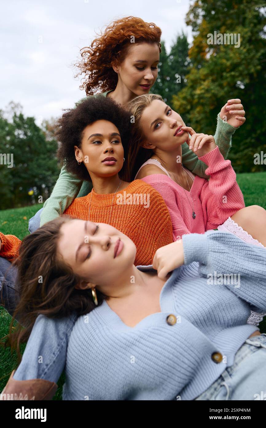 Vier selbstbewusste Frauen genießen einen sonnigen Frühlingstag im Freien und präsentieren sich mit stilvollen Outfits. Stockfoto