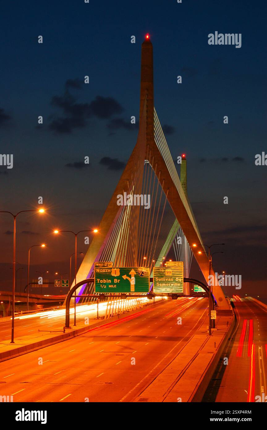 Nachts überquert der Verkehr die Zakim Bridge in Boston Stockfoto