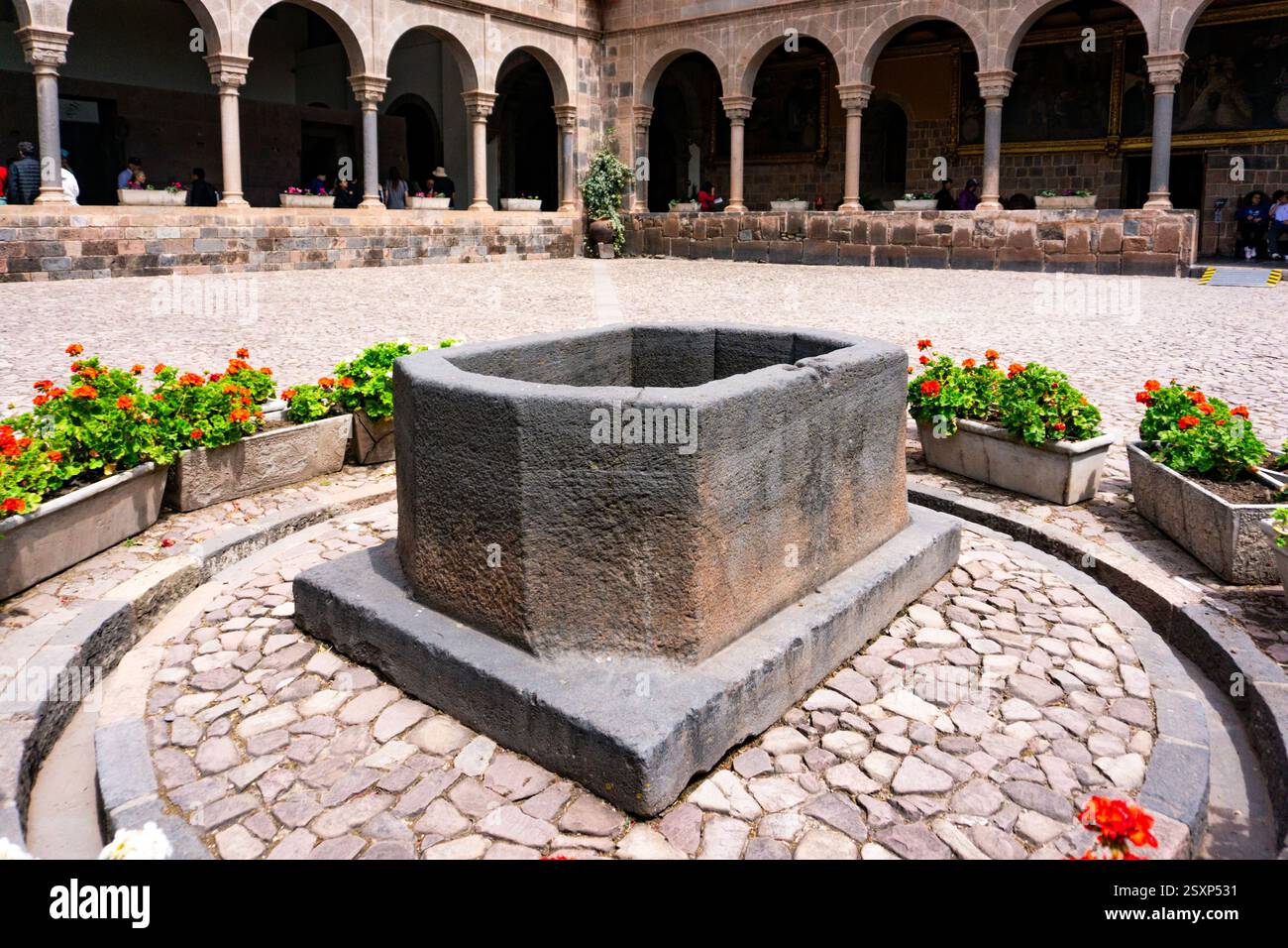 Die katholische Kolonialkirche Santo Domingo über den Ruinen des Qoricancha-Inka-Tempels ist ein faszinierendes historisches Wahrzeichen in Cusco Peru Stockfoto