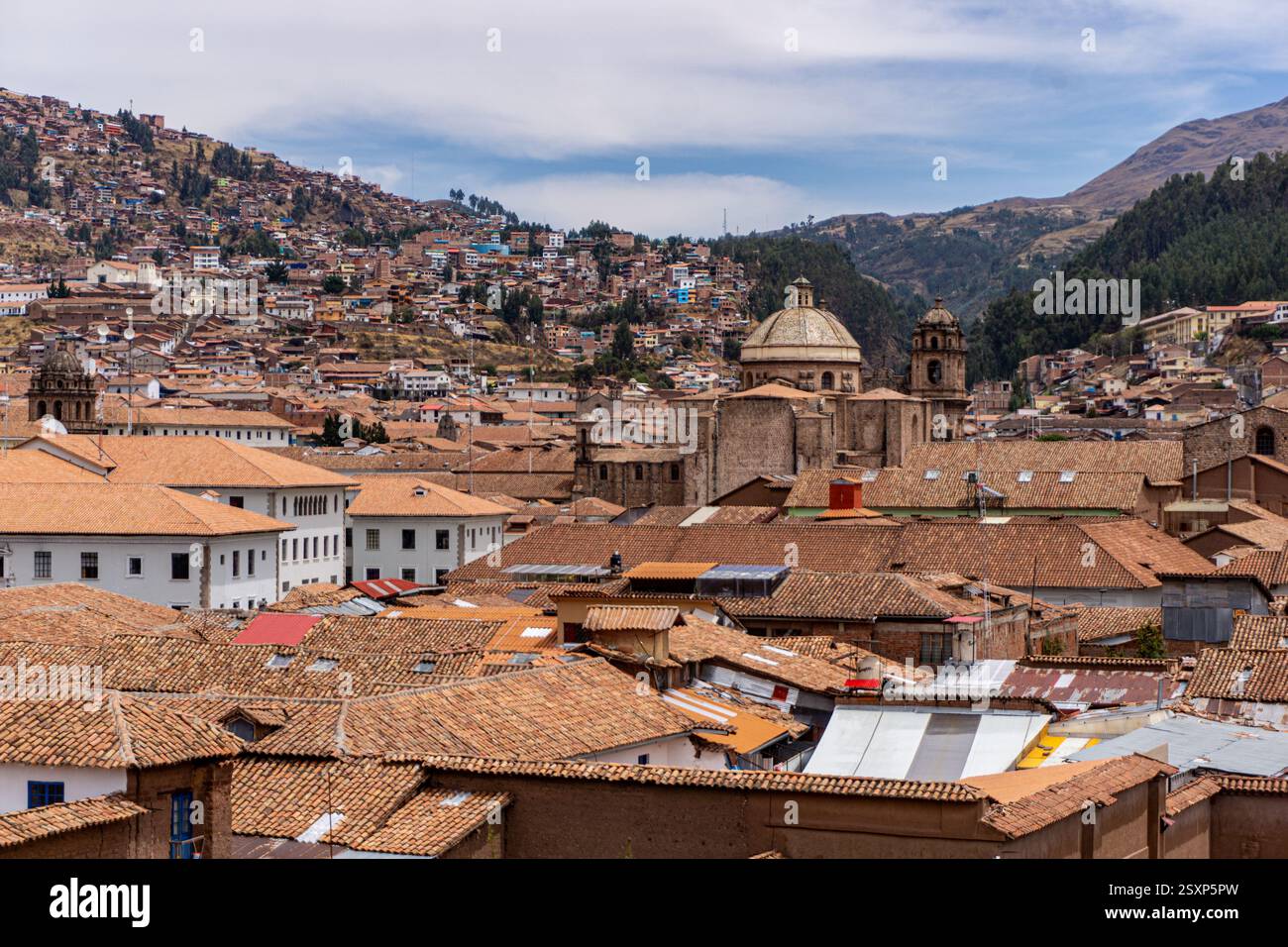 Panoramablick auf Cusco Peru mit Blick auf das historische Stadtzentrum, wunderschöne Dächer und die Anden im Hintergrund Stockfoto