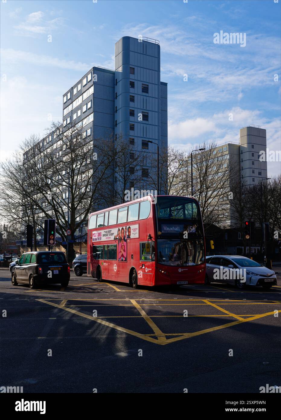 Roter Londoner Bus, der an der Kreuzung Queenstown Road, Battersea, London abzweigt Stockfoto