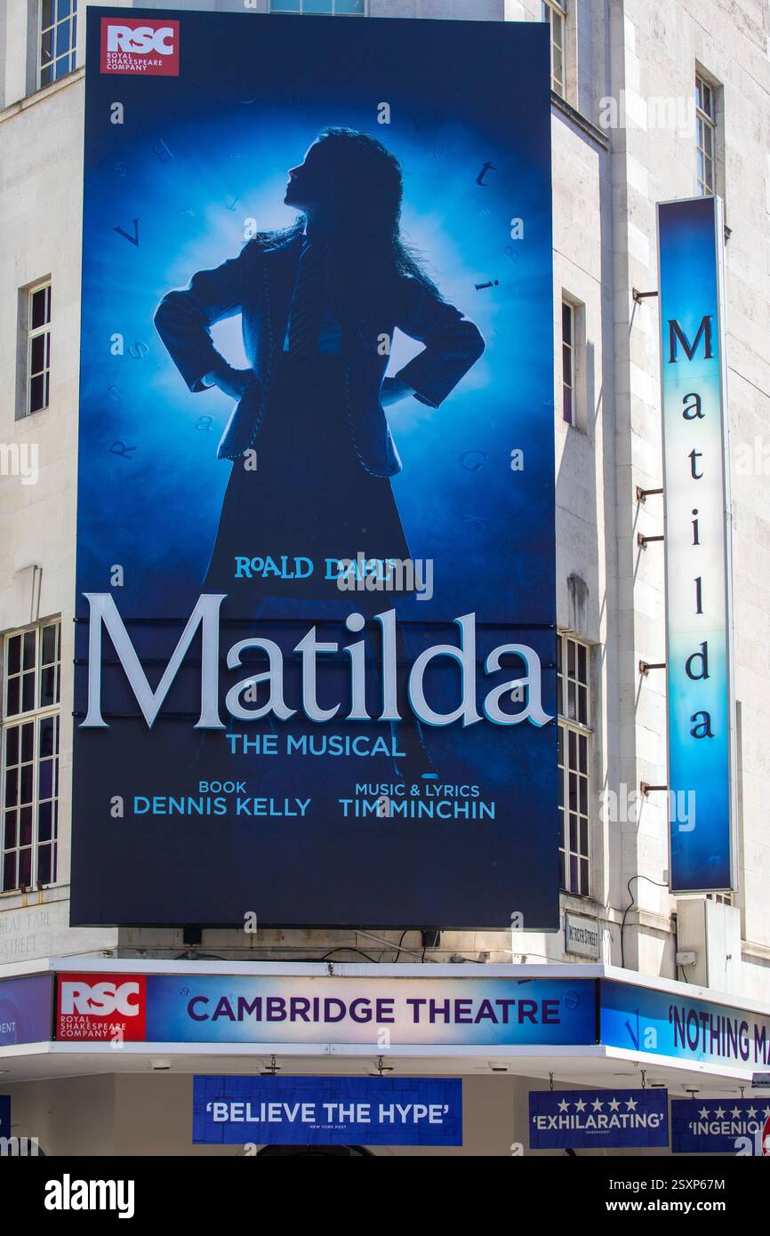 London, UK - 26. Mai 2023: Plakatwand an der Außenseite des Cambridge Theatre in London, Werbung für Matilda - The Musical. Stockfoto London, UK - 26. Mai 2023: Plakatwand an der Außenseite des Cambridge Theatre in London, Werbung für Matilda - The Musical. Stockfoto