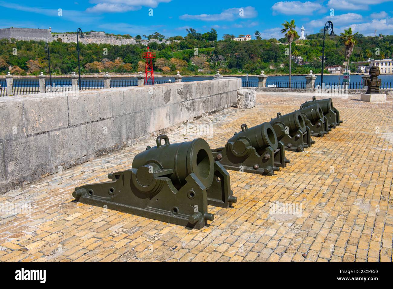 Das Castillo de la Real Fuerza wurde 1577 auf der Plaza de Armas in Old Havana (La Habana Vieja) in Kuba erbaut. Das alte Havanna gehört zum Weltkulturerbe. Stockfoto