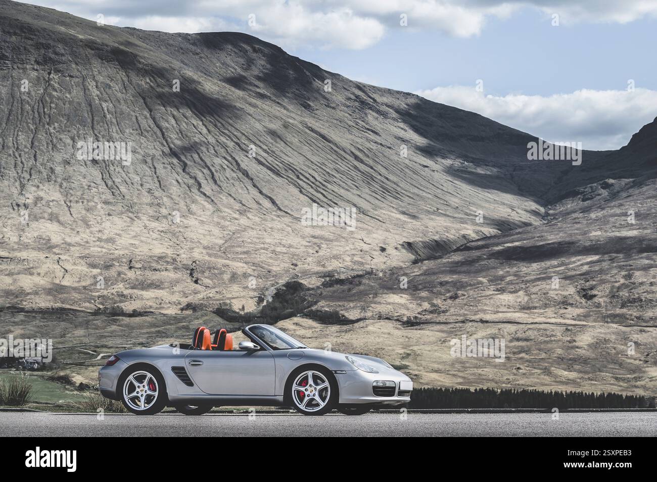 Porsche 987 Boxster S in schöner schottischer Landschaft Stockfoto