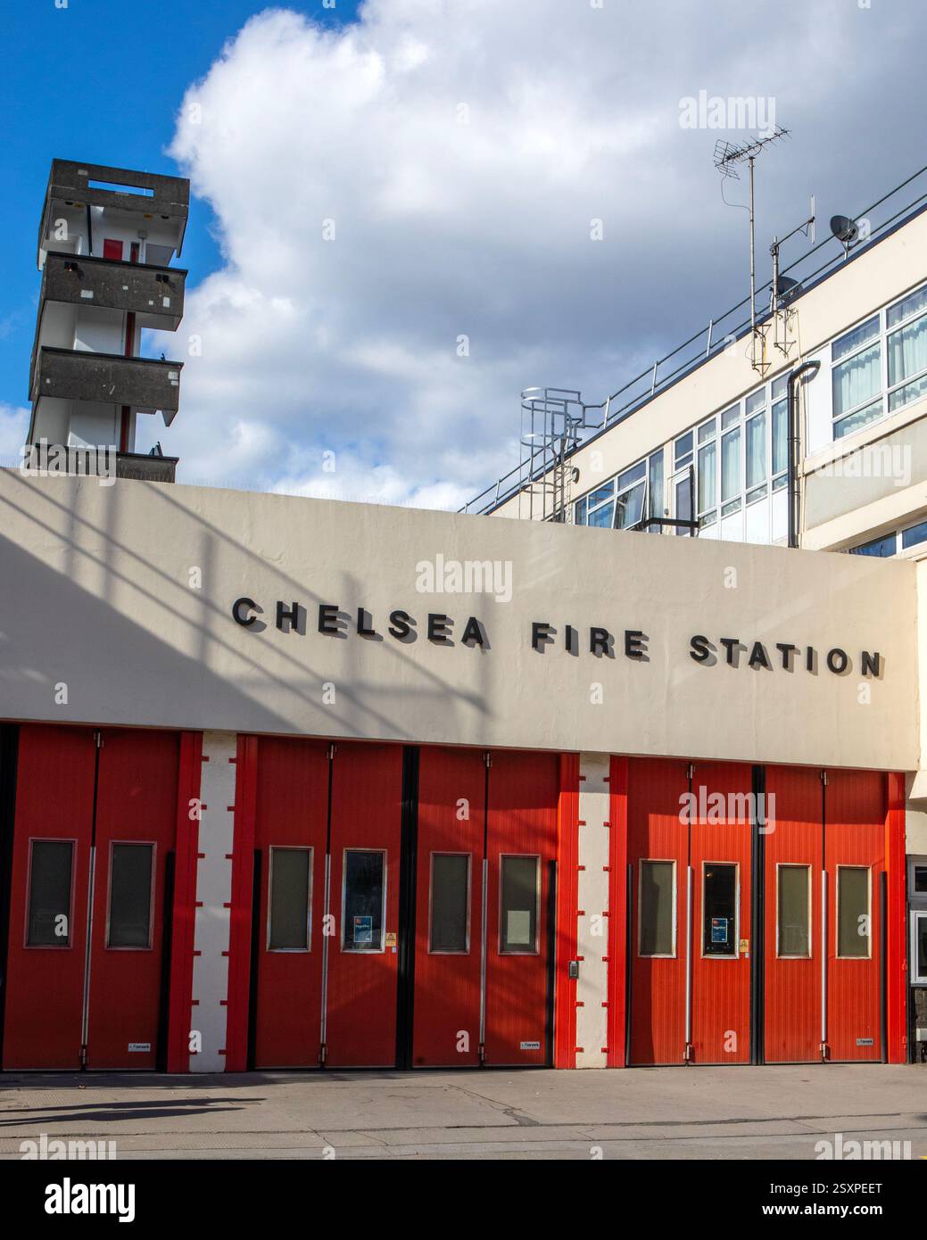 London, Großbritannien - 14. März 2023: Das Äußere der Chelsea Fire Station, an der Kings Road in Chelsea, London, Großbritannien. Stockfoto
