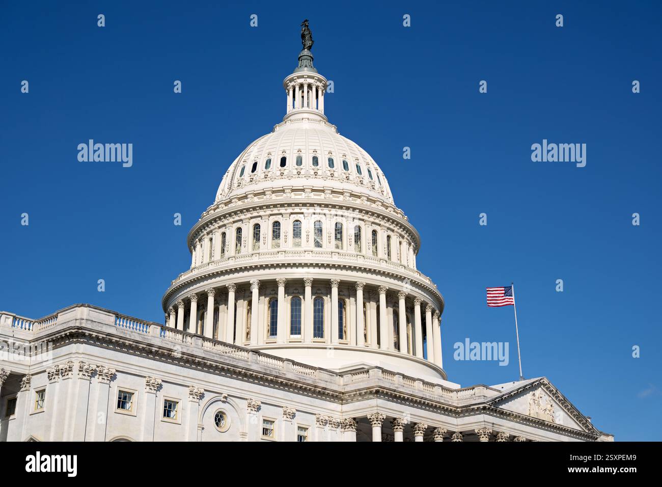 WASHINGTON DC – die Ostseite des Kapitolgebäudes der Vereinigten Staaten zeigt seine unverwechselbare neoklassizistische Architektur mit einer zentralen Kuppel, flankiert von den Flügel des House und des Senats. Dieser formelle Eingang zum Capitol liegt gegenüber dem Gebäude des Obersten Gerichtshofs auf der anderen Straßenseite. Die Ostfront diente traditionell als Ort für die Amtseinführung des Präsidenten und verfügt über große Treppen, die zu Säulenportiken führen. Stockfoto