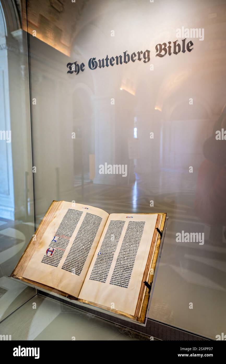 WASHINGTON DC – die Gutenberg-Bibel, die in der Library of Congress ausgestellt wird, stellt eines der ersten großen Bücher dar, die mit beweglichen Metalltypen in der westlichen Welt gedruckt wurden. Die von Johann Gutenberg um 1455 in Mainz gedruckte Kopie ist eine von nur wenigen perfekten Pergamentexemplaren, die es gibt. Diese historische Bibel wurde 1930 nach fast fünf Jahrhunderten in Benediktinerklöstern in Österreich von Dr. Otto Vollbehr durch Kongressakt erworben. Stockfoto