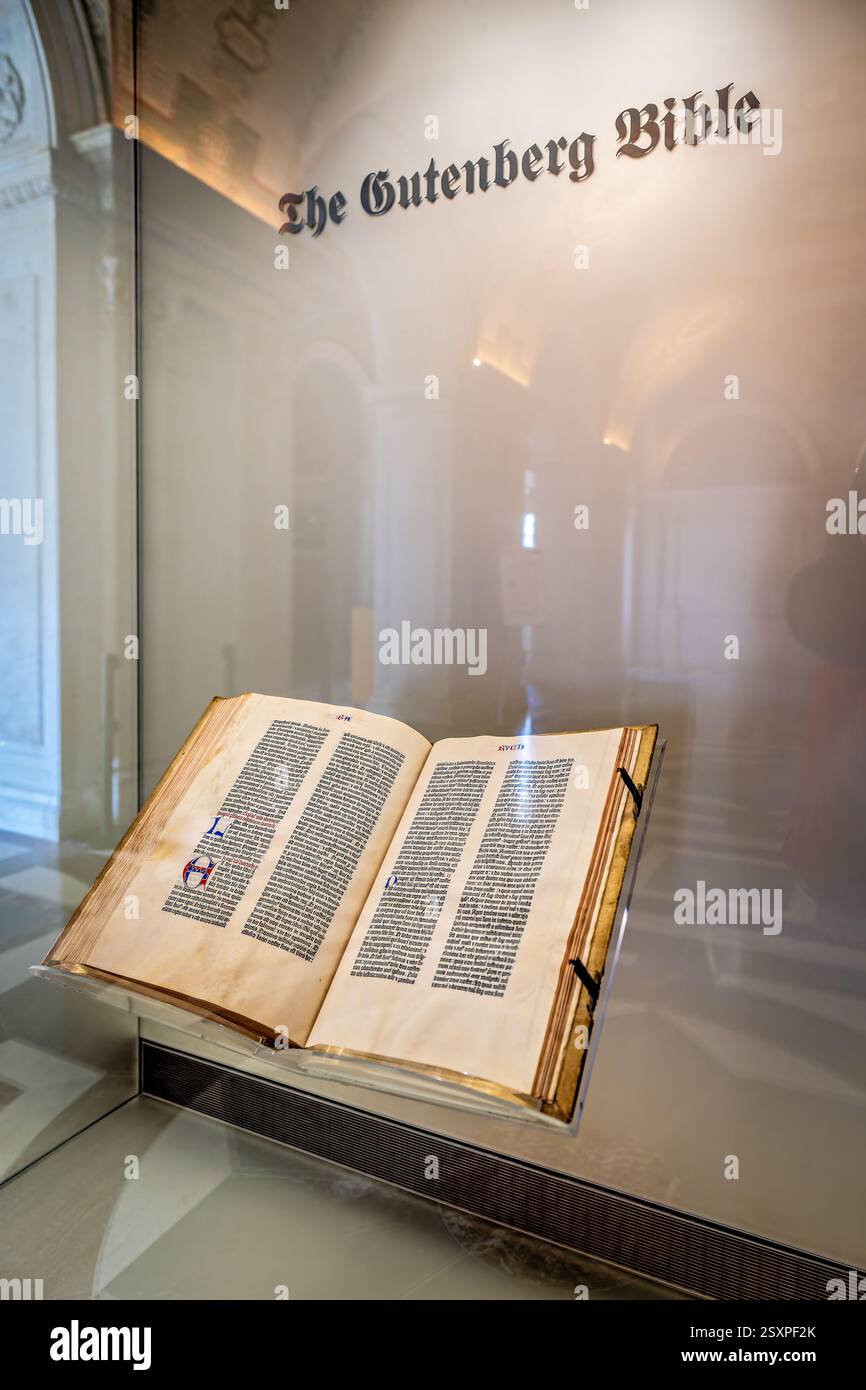 WASHINGTON DC – die Gutenberg-Bibel, die in der Library of Congress ausgestellt wird, stellt eines der ersten großen Bücher dar, die mit beweglichen Metalltypen in der westlichen Welt gedruckt wurden. Die von Johann Gutenberg um 1455 in Mainz gedruckte Kopie ist eine von nur wenigen perfekten Pergamentexemplaren, die es gibt. Diese historische Bibel wurde 1930 nach fast fünf Jahrhunderten in Benediktinerklöstern in Österreich von Dr. Otto Vollbehr durch Kongressakt erworben. Stockfoto