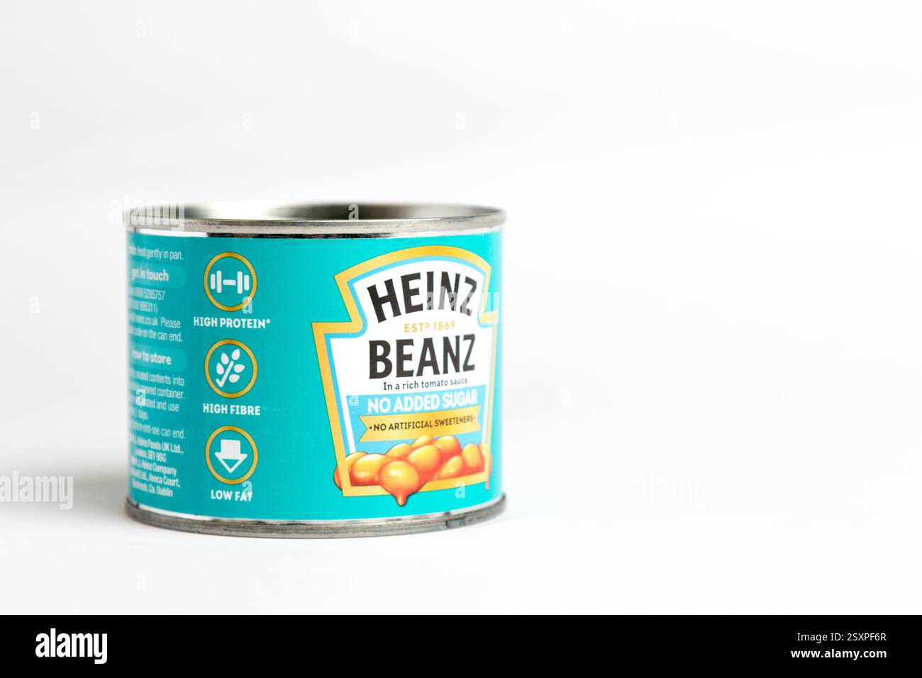 London, Großbritannien 25. Februar 2025 :- Eine kleine Dose Heinz Baked Beans ohne Zuckerzusatz. Studio vor weißem Hintergrund Stockfoto