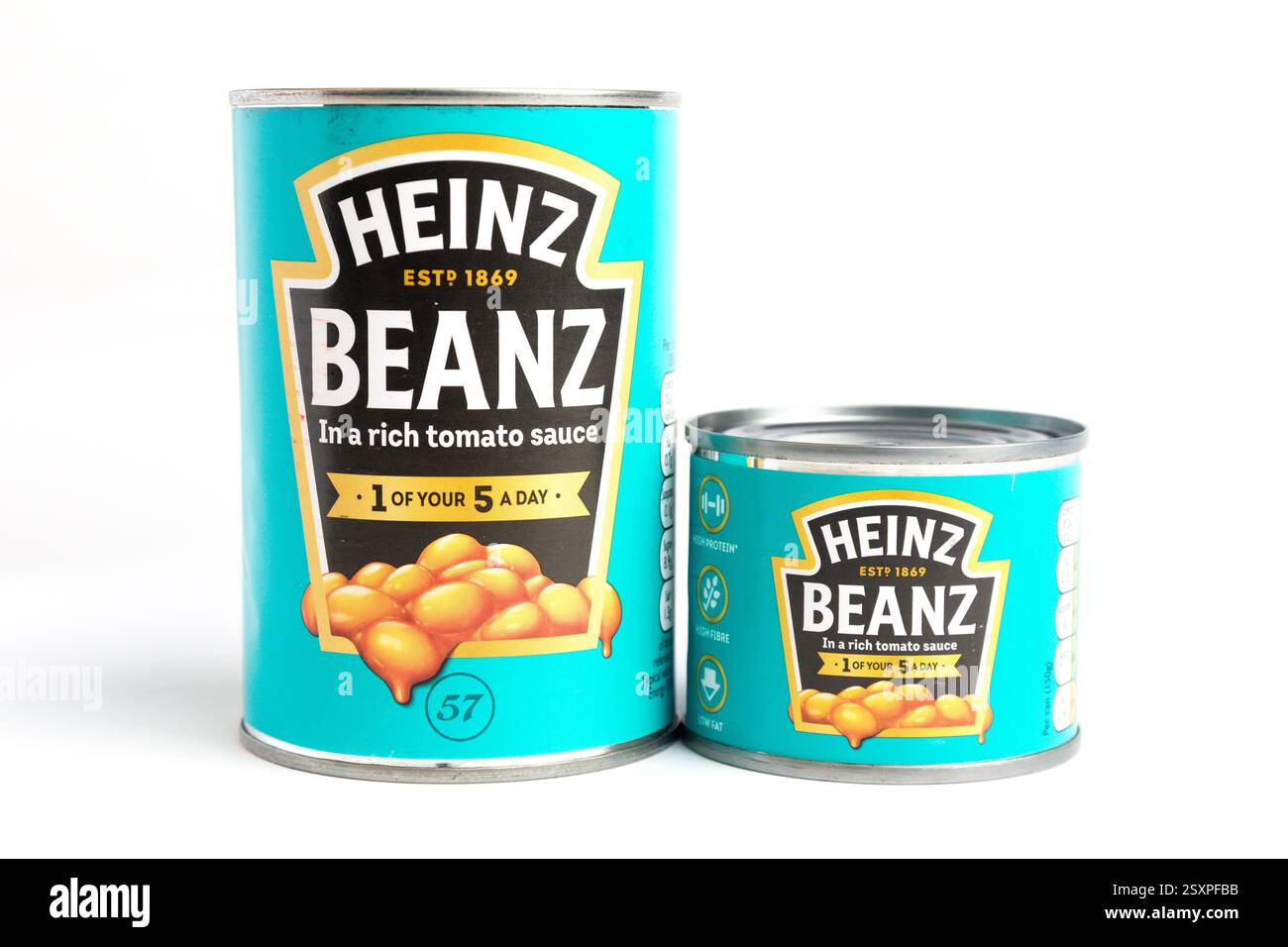 London, Großbritannien 25. Februar 2025 :- große und kleine Dosen von Heinz Baked Beans. Studio vor weißem Hintergrund Stockfoto