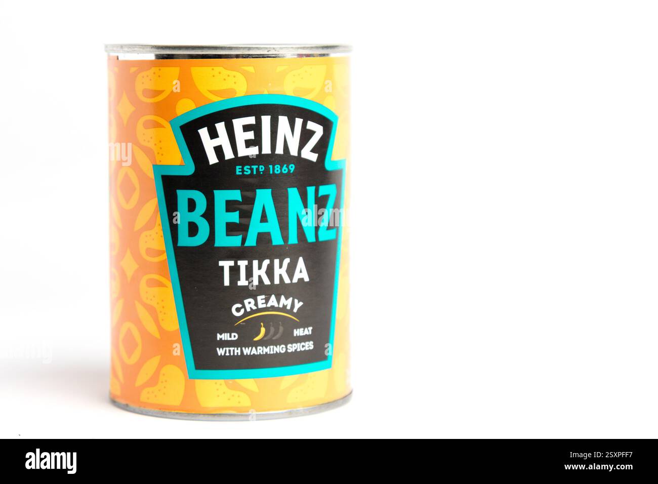 London, Großbritannien 25. Februar 2025 :- Heinz Baked Beans Tika. Studio vor weißem Hintergrund Stockfoto