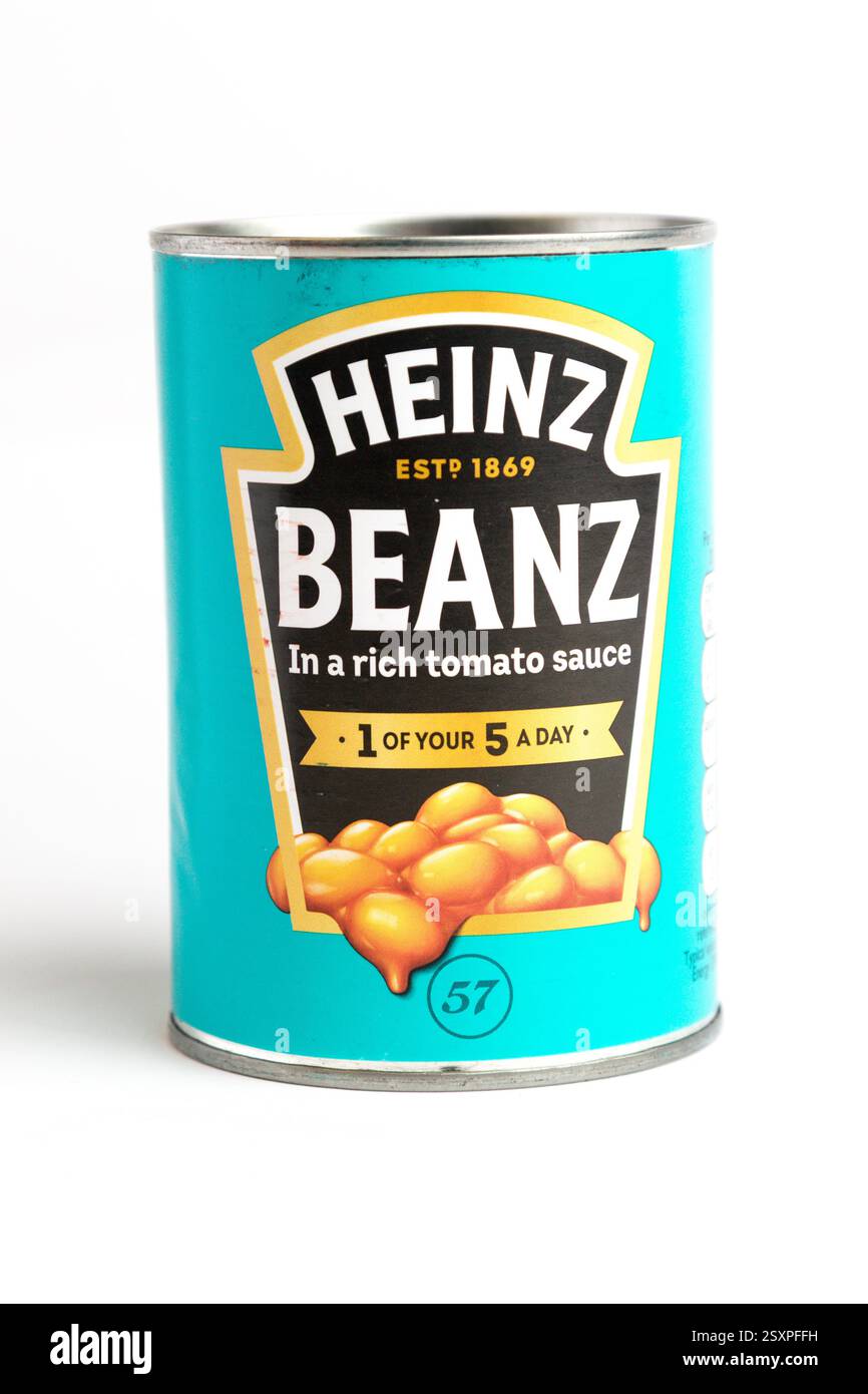 London, Großbritannien 25. Februar 2025 :- Heinz Baked Beans. Studio vor weißem Hintergrund Stockfoto
