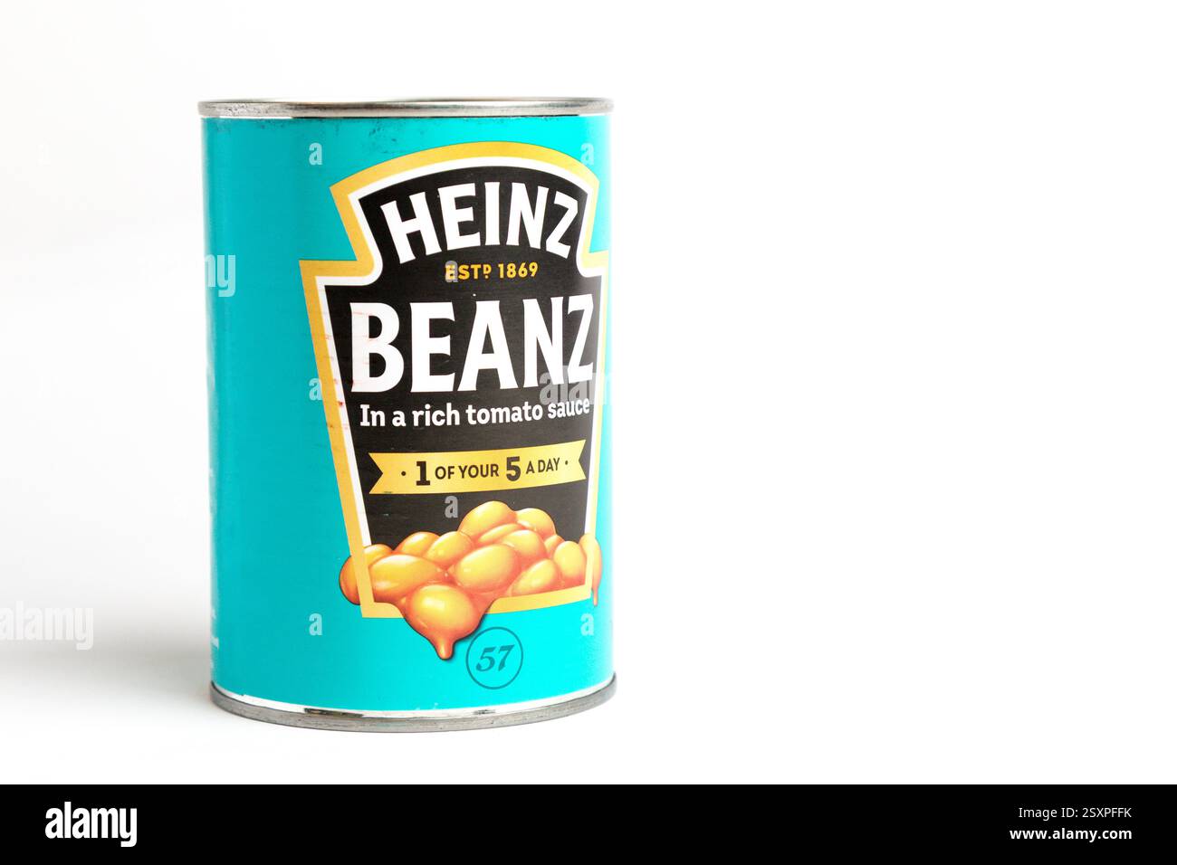 London, Großbritannien 25. Februar 2025 :- Heinz Baked Beans. Studio vor weißem Hintergrund Stockfoto