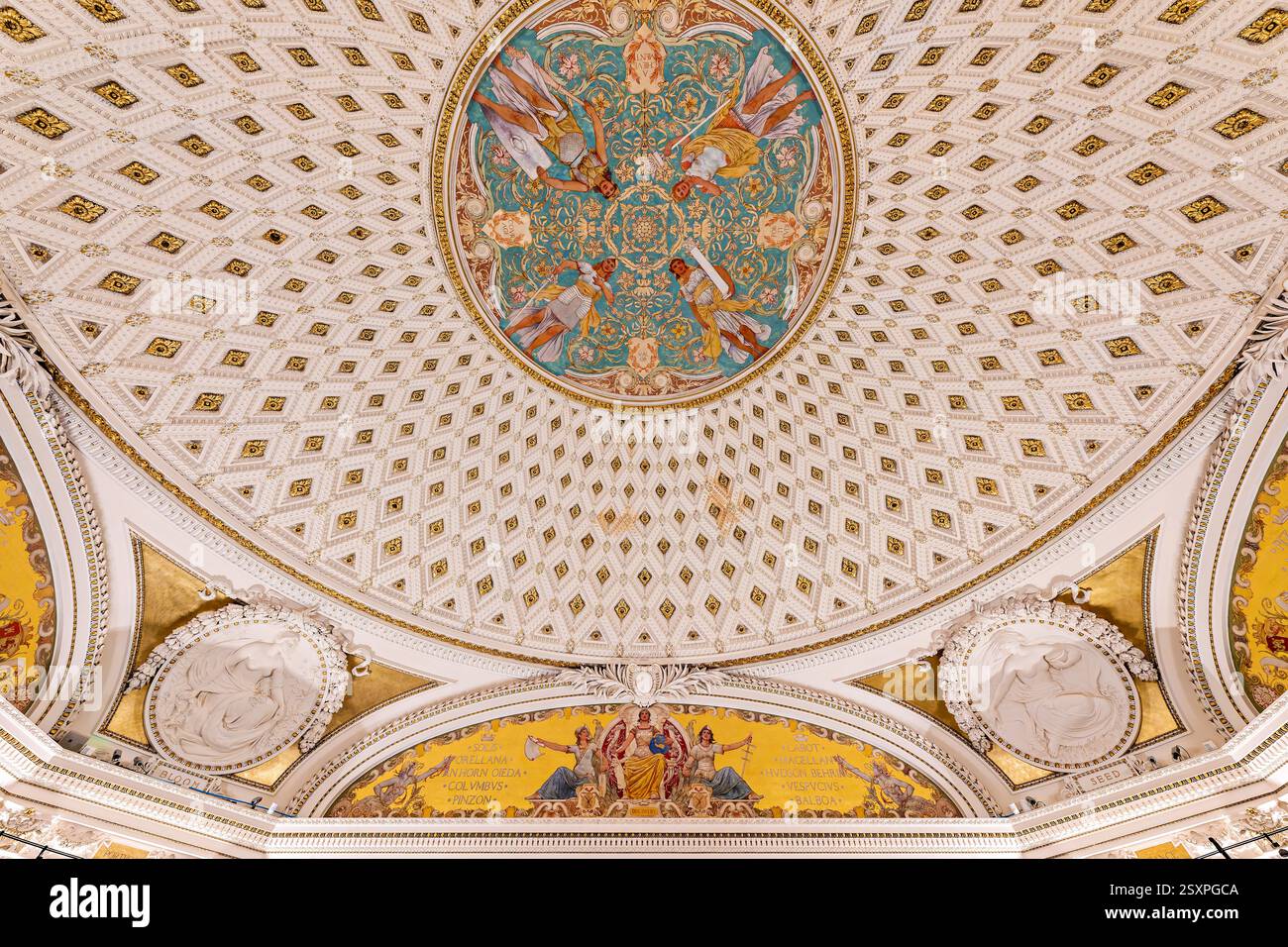 WASHINGTON DC – die Kuppeldecke im Südwesten Pavillon des Library of Congress Jefferson Building zeigt ein kreisförmiges Kunstwerk, das „Mut, Tapferkeit, Fortitude, and Achievement“ darstellt, gemalt von George Willoughby Maynard (1878–1934). Die Deckengemälde repräsentieren die vier Stadien in der Entwicklung einer Nation und entsprechen Wandgemälden, die die historische Sequenz von Abenteuer, Entdeckung, Eroberung und Zivilisation darstellen. Der Pavillon ist mit Reliefskulpturen in jeder Ecke von Bela Lyon Pratt (1867–1917) verziert, die die vier Jahreszeiten als Frühling („Pflanze“), Sommer („BL Stockfoto