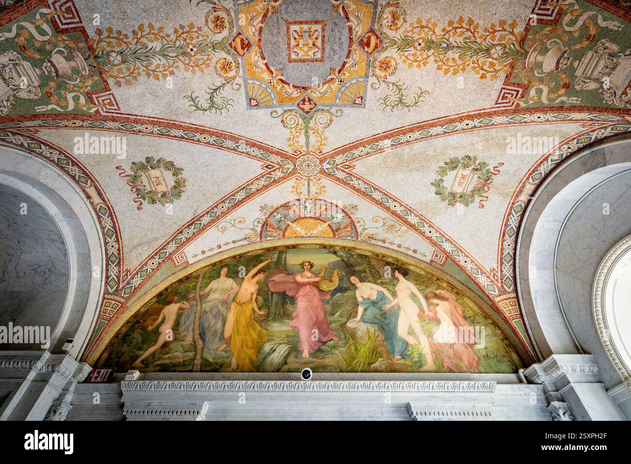 WASHINGTON DC – das Wandbild „Lyric Poetry“ von Henry Oliver Walker (1843–1929) ziert den Südkorridor der Großen Halle im Thomas Jefferson Building der Library of Congress. Das Wandgemälde wurde in den 1890er Jahren als Teil des dekorativen Programms des Gebäudes fertiggestellt und zeigt eine zentrale Figur der Lyrischen Poesie, gekrönt mit Lorbeer und berührt eine Leier, umgeben von Personifizierungen der Gefühle, die Poesie inspirieren: Pathos, Wahrheit, Hingabe, Leidenschaft, Schönheit, und fühlen. Das Gemälde ist in einer Waldszene mit einem stürzenden Bach angesiedelt, der die natürliche Inspiration für die poetische Schöpfung darstellt. Stockfoto
