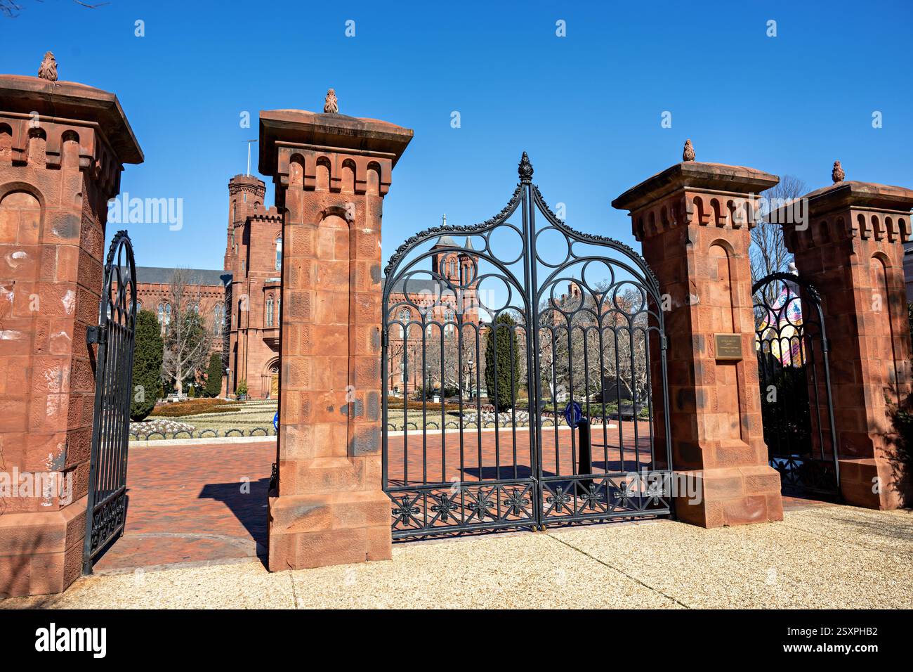 WASHINGTON DC – die reich verzierten Tore, die zum Enid A. Haupt Garten außerhalb des Smithsonian Castle führen, wurden von dem Steinmetzmeister Constantine L. Seferlis gefertigt. Diese Tore wurden nach dem ursprünglichen Entwurf des Architekten James Renwick Jr. aus dem Jahr 1849 als Teil von Seferlis Restaurierungsarbeiten an der Burg geschnitzt. Das 1855 fertiggestellte Smithsonian Institution Building ist eines der schönsten Beispiele der gotischen Architektur Amerikas. Stockfoto