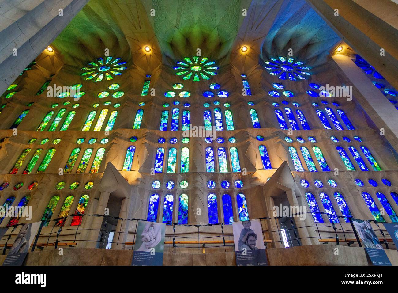 Buntglasfenster und Gang einer Sagrada Familia. Stockfoto
