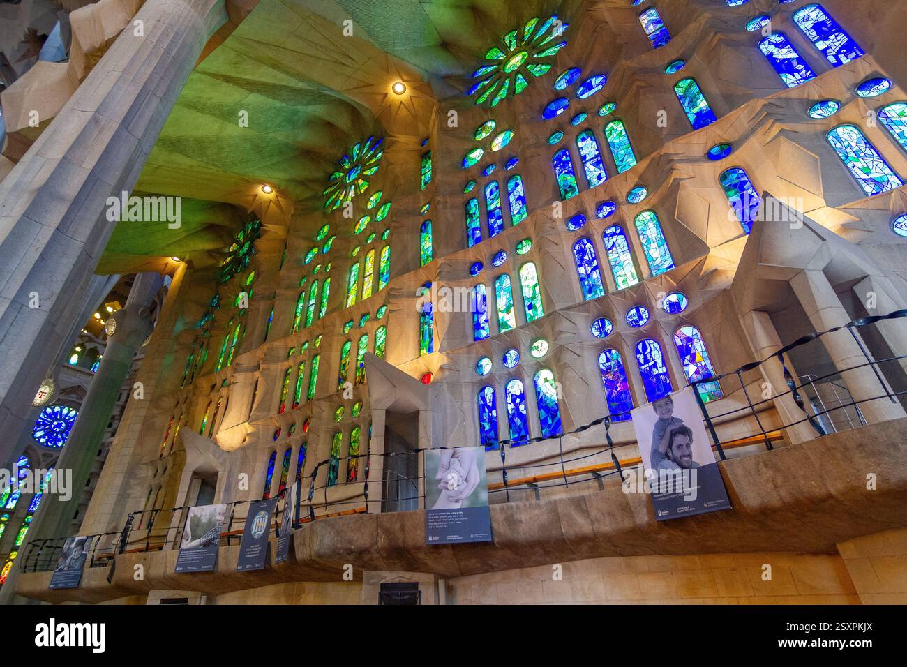 Buntglasfenster und Gang einer Sagrada Familia. Stockfoto
