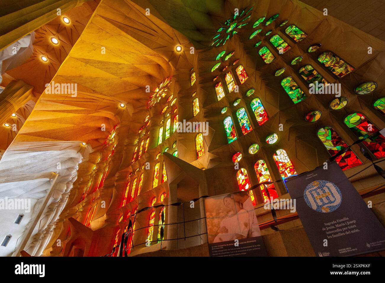 Buntglasfenster und Gang einer Sagrada Familia. Stockfoto