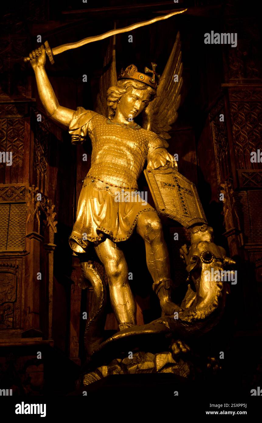 30. Dezember 2024: Mont-Saint-Michel: Statue des Erzengels Michael. Normandie. Frankreich. Stockfoto