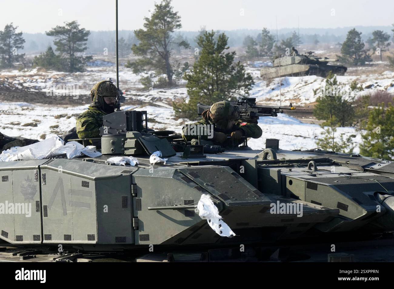 Adazi, Region Vidzeme, Lettland. Februar 2025. Die kanadische Armee Leopard 2 Panzer der multinationalen NATO-Brigade nehmen an der Oak Resolve-Militäraktion auf dem Adazi-Militärgelände in Lettland Teil. Vom 21. Bis 28. Februar hält die multinationale NATO-Brigade in Lettland Oak Resolve auf dem Militärübungsplatz Ada i ab. Dabei wird die Kampfbereitschaft der multinationalen NATO-Brigade in Lettland bewertet, wobei besonderes Augenmerk auf ihre Fähigkeit gelegt wird, einen potenziellen Gegner abzuschrecken. Die Übung „Oak Resolve“ ist das erste Mal, dass die Kampfbereitschaft der Einheiten der multinationalen NATO-Brigade in Lettland t ist Stockfoto