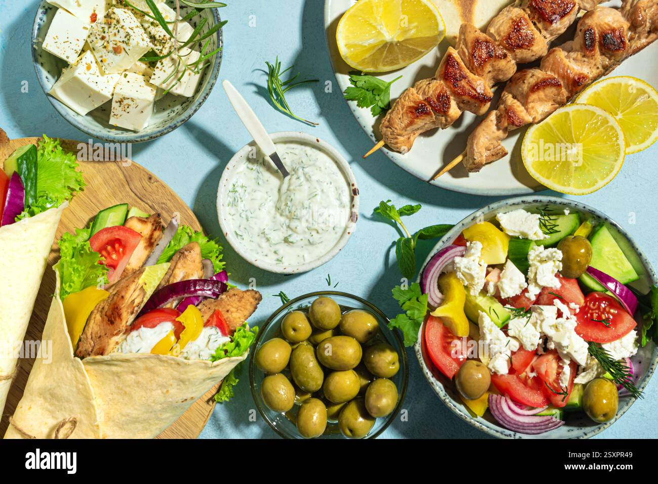 Griechische Essensauswahl. Gyros Wrap, Souvlaki, Pita, griechischer Salat, Tzatziki, Fetakäse, Oliven für ein gesundes Mittagessen. Traditionelle, verschiedene griechische Gerichte Stockfoto