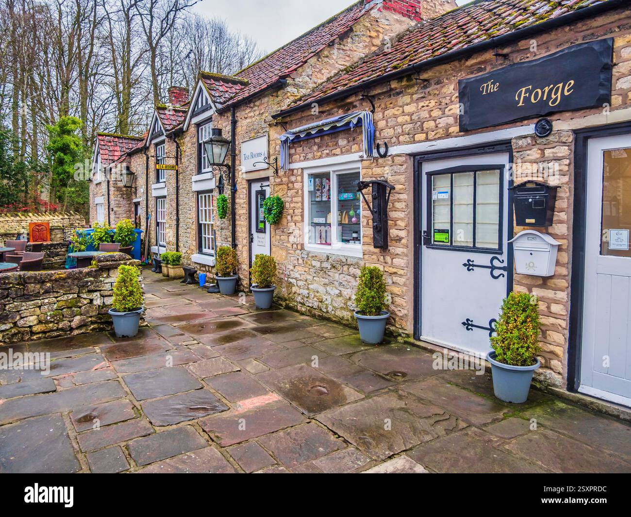 Straßenbild der lokalen Geschäfte im Dorf Thornton Le Dale in North Yorkshire Stockfoto