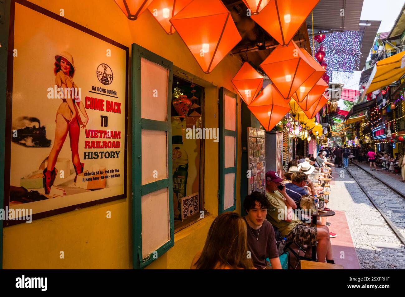 Viele Touristen treffen sich in der bunt dekorierten Train Street, sitzen in den Restaurants im Freien und warten auf den Zug. Hanoi Provinz Hanoi Vi Stockfoto