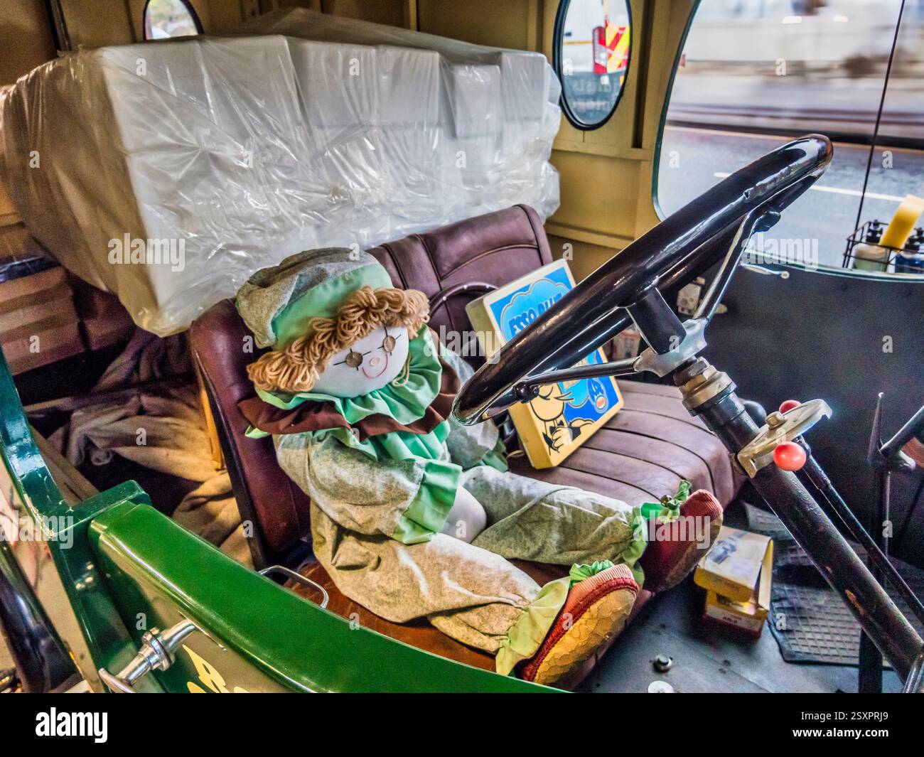 Das Bild zeigt das Innere von Mathewsons Auktionsraum, berühmt durch die Fernsehserie Bangers and Cash für die Auktion klassischer und seltener Autos, Stockfoto