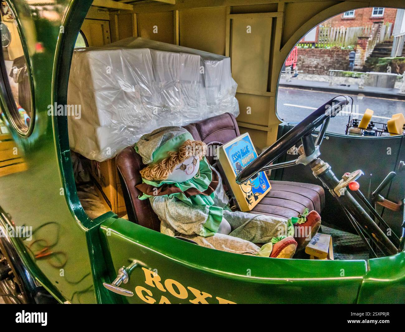 Das Bild zeigt das Innere von Mathewsons Auktionsraum, berühmt durch die Fernsehserie Bangers and Cash für die Auktion klassischer und seltener Autos, Stockfoto