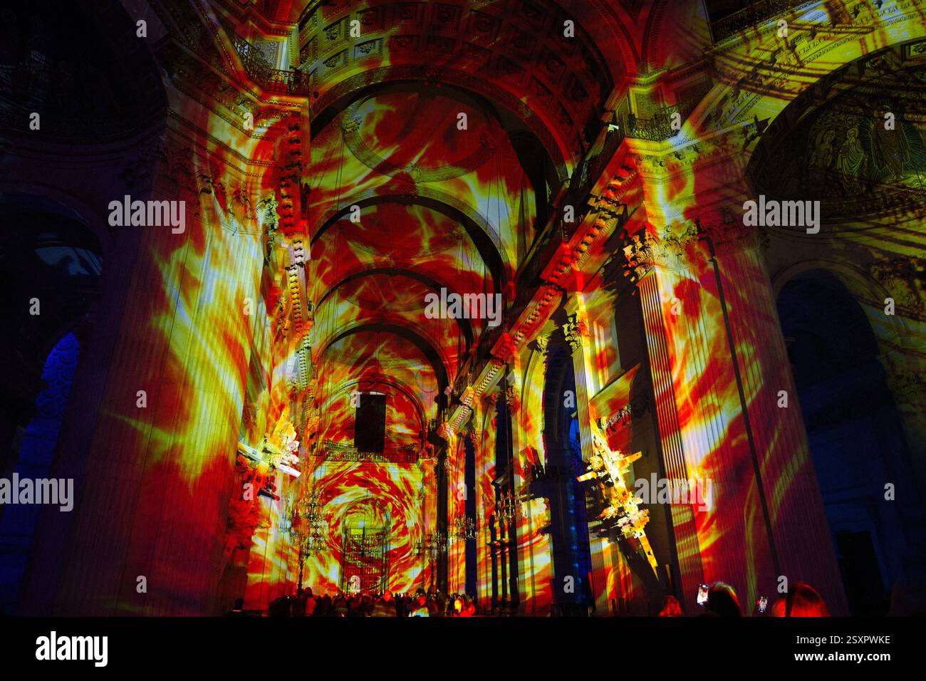Das Innere der St. Paul's Cathedral wurde für die Lichtinstallation beleuchtet Stockfoto