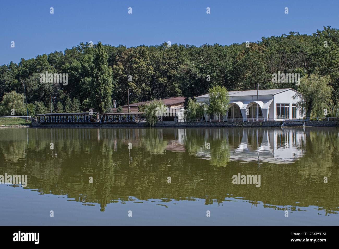 Sehr elegantes Restaurant, mitten in der Natur, am Rande eines schönen, ruhigen Sees, umgeben von Wald, im Sommer Stockfoto