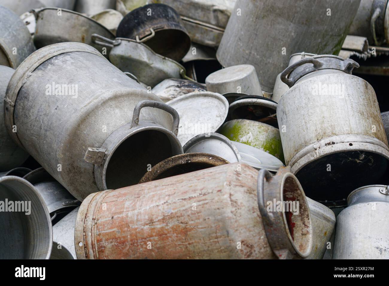 Großer Haufen verschiedener alter Aluminiumtöpfe und -Dosen, Hintergrund aus Aluminiumschrott, entsorgtes Aluminium, bereit für das Recycling auf einem industriellen Schrottplatz Stockfoto