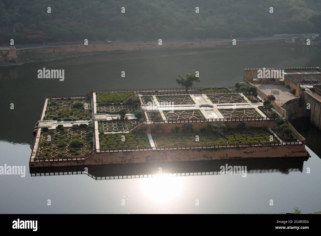 Kesar Kyari Bagh Safrangarten auf einer Insel am Maota Lake, oder Mahavata, im Amber Palace, Amer, Nr Jaipur, Rajasthan, Indien Stockfoto