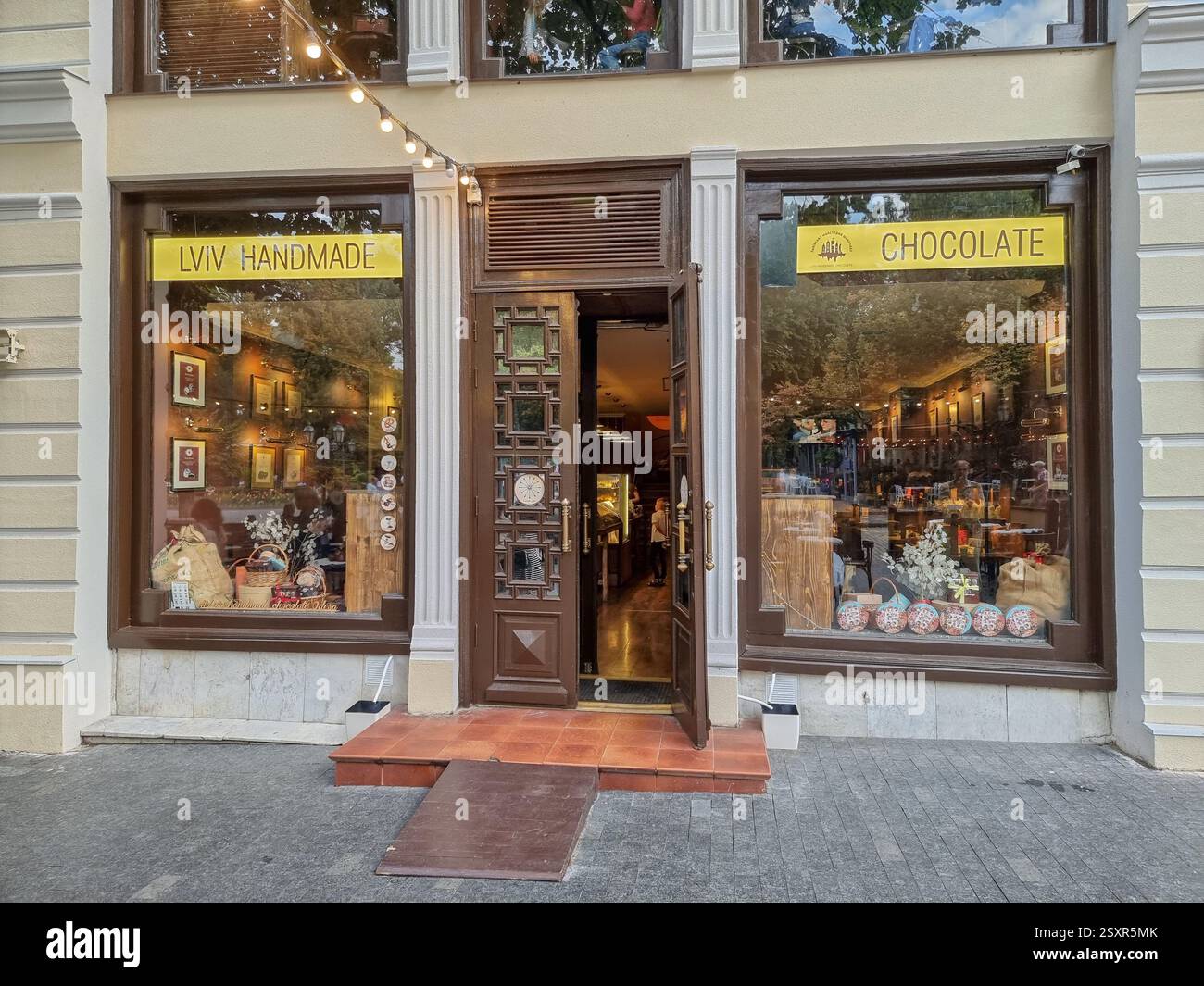 Fassade des Cafés / Ladens von Lviv handgemachte Schokolade in Odesa, Ukraine - Smartphone-aufgenommenes Stockfoto